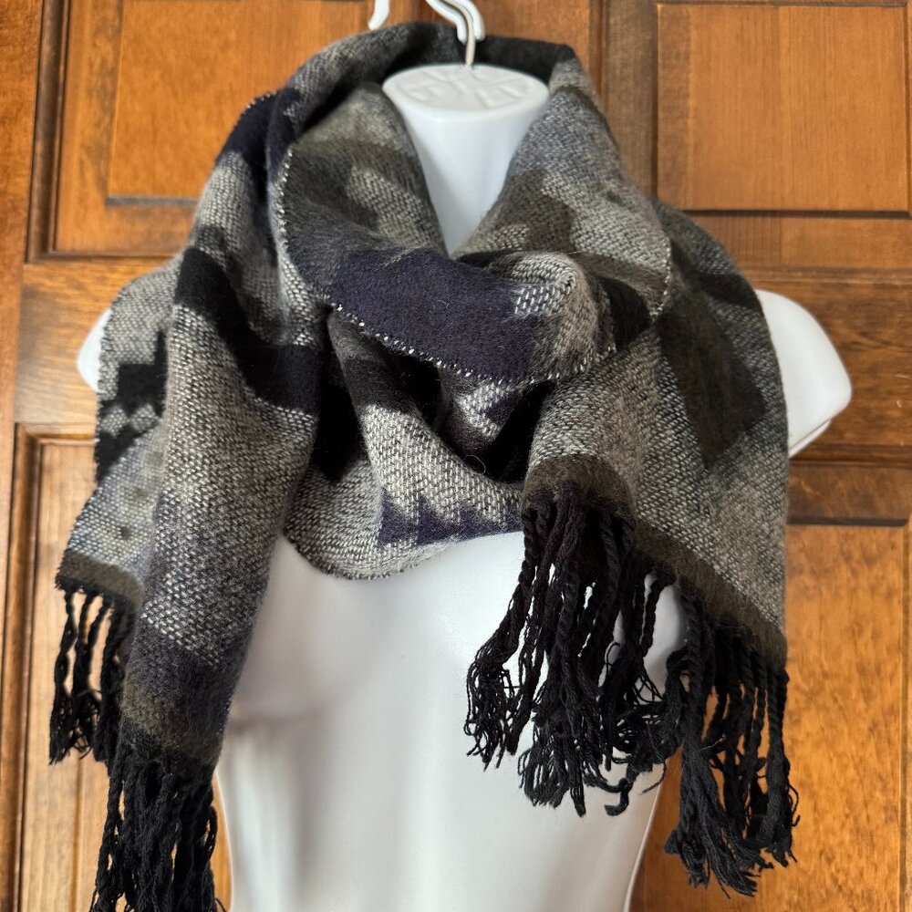 Manhattan Scarf Company Black/Gray/White Geometric Scarf w/Black Fringe